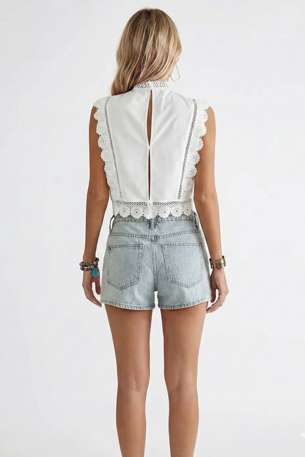 Round neck sleeveless shirt